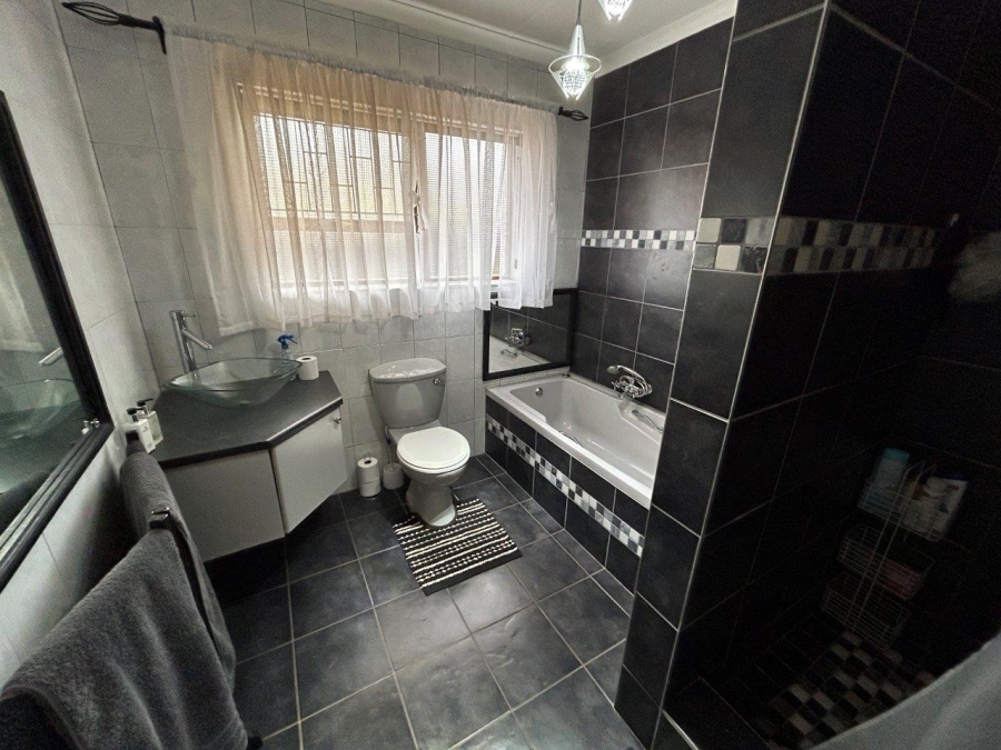 6 Bedroom Property for Sale in Wavecrest Eastern Cape